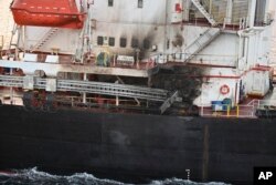 Kapal milik AS Genco Picardy diserang drone pembawa bom yang diluncurkan oleh pemberontak Houthi Yaman di Teluk Aden, Kamis, 18 Januari 2024. (Indian Navy via AP,)