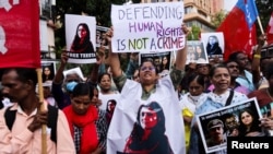 Protestors demand the release of activist Teesta Setalvad after she was arrested.