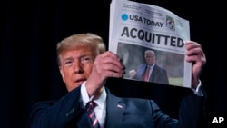 Donald Trump, mokonzi ya kala ya USA alakisi journal ekomi "Atikami" na Washington, 6 février 2020.