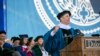 Komedian Jery Seinfeld berbicara dalam acara wisuda Universitas Duke di Durham, North Carolina, pada 12 Mei 2024. (Foto: Bill Snead/Duke University via AP)