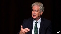 资料照片：美国中央情报局局长威廉·伯恩斯在佐治亚理工学院的一次活动上讲话。(2022年4月14日)