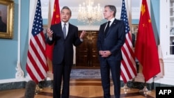 美国国务卿布林肯在美国国务院会见到访的中国外交部长王毅。（2023年10月26日）