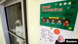 Seorang nakes mengenakan APD di dalam ruang isolasi untuk pasien Covid-19 di Rumah Sakit Cut Meutia, di Aceh, 3 Maret 2020. (Foto: Antara via Reuters).