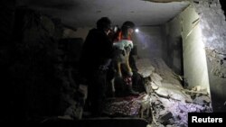 Spasioci izvlače psa iz stambene zgrade pogođene u ruskom vazdušnom napadu u Zaporožju u Ukrajini, 24. septembra 2024. (Foto: Rojters/Pres služba Državne službe za vanredne situacije Ukrajine u regionu Zaporožja)