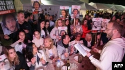 تجمع خانواده و دوستان برخی گروگان‌های ربوده شده توسط حماس. تل‌آویو، شنبه ۵ اسفند ۱۴۰۲
