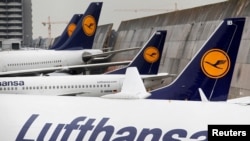Beberapa pesawat milik maskapai asala Jerman Lufthansa tampak bertengger di Bandara Frankfurt, Jerman, pada 22 Februari 2010. (Foto: Reuters/Johannes Eisele)