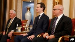 Держсекретар США Рекс Тіллерсон (зліва), старший радник Дональда Трампа Джаред Кушнер (у центрі) і радник з національної безпеки Макмастер на двосторонній зустрічі між президентом Трампом і королем Бахрейну Хамадом бен Іса Аль Халіфою, 21 травня 2017 року, в Ер-Ріяді.