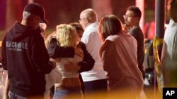 Ljudi žale ispred mesta napada, 8. novembra 2018 u Tauzend Oksu, Kalifornija.