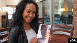 អ្នកនាង ទុយ ពៅ គឺជា​អ្នក​សូត្រ​កំណាព្យ និង​អ្នក​និពន្ធ​សៀវភៅ​ «‍Khmer Girl» នៅ​ទីក្រុង​ឡូវែល រដ្ឋ​ម៉ាសាឈូសេត កាលពី​ថ្ងៃពុធ ទី៧ ខែ​កញ្ញា ឆ្នាំ២០១៦។ (ទែន សុខស្រីនិត/VOA)