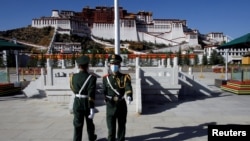 资料照：中国士兵在拉萨布达拉宫前举行换岗仪式。（2020年10月15日）