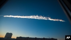 Sebuah meteorit melintasi angkasa pegunungan Ural, wilayah Chelyabinsk, Rusia, Jum'at 15 Februari 2013 (AP Photo/Chelyabinsk.ru).