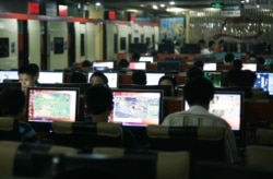 រូប​ឯកសារ៖ មនុស្សម្នា​ប្រើប្រាស់​អ៊ីនធឺណិត​នៅ​ហាង​កាហ្វេ​អ៊ីនធឺណិត​មួយ​នៅ​ក្នុង​ក្រុង​ប៉េកាំង ប្រទេស​ចិន។