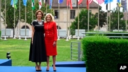 Džil Bajden, prva dama SAD, sa Odri Azulej, generalnom direktoricom UNESCO-a, prilikom ceremonije ponovnog podizanja američke zastave u sedištu te organizacije u Parizu, 25. jula 2023. godine. (Foto: AP/Bertrand Guay)
