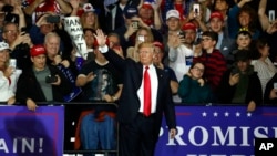 Američki predsednik Donald Tramp maše pristalicama na skupu u Mičigenu, 28. aprila 2018. (Foto: Paul Sancya/AP)