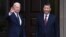 美国总统拜登在加州费罗丽庄园与到访的中国国家领导人习近平共同向媒体致意。（2023年11月5日）