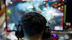 A man plays online game on a computer at an internet cafe in Beijing, China August 31, 2021. (REUTERS/Florence Lo)