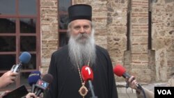 Vladika Teodosije tokom obraćanja novinarima u manastiru Gračanica (Foto: VOA)