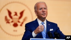 Presiden terpilih Joe Biden berbicara di teater The Queen, 25 November 2020, di Wilmington, Delaware. (Foto: AP)