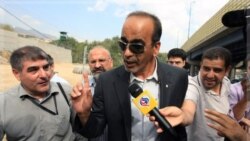 مسعود شفیعی وکیل دو آمریکایی در مقابل زندان اوین. ۲۱ سپتامبر ۲۰۱۱