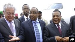 U.N.'s special representative to Somalia Augustine Mahiga (r) is greeted by Somali PM Abdiweli Mohamed Ali (center) as he arrives at the airport in Mogadishu, Somalia, January 24, 2012.