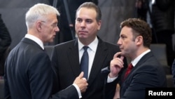 Ministar vanjskih poslova Crne Gore, Filip Ivanović (u sredini), u razgovoru sa kolegama iz Latvije i Sjeverne Makedonije, pred sastanak ministara vanjskih poslova u sjedištu NATO alijanse u Briselu, 28. novembra 2023. (Foto: Rojters/Saul Loeb)
