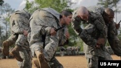 克里斯腾·格里斯特上尉参加陆军游骑兵训练。（图片来源：美国陆军） 