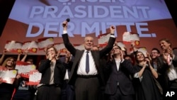 Presidential candidate Alexander Van der Bellen celebrates his victory in Sunday's presidential election with supporters in Austria's capital Vienna, Dec. 4, 2016. Van der Bellen beat his far-right opponent Norbert Hofer by a seven percent margin. The sig