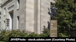 资料照片:位于华盛顿的美国司法部总部大楼外的标识。falsely