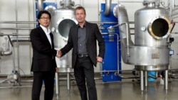 Muljo Rahardjo dengan Claudius Oeggerli, pemasok mesin pengambil sari tanaman obat (foto: courtesy).