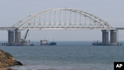 Krimski most, poznat i kao Kerčki most je drumsko-železnički most u Rusiji preko Kerčkog moreuza koji spaja grad Kerč i Krimsko poluostrvo sa kontinentalnim delom zemlje, Foto: AP