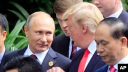 Arhiva - Ruski predsednik Vladimir Putin i predsednik SAD Donalda Tramp razgovaraju pošto su stigli na grupnu foto sesiju tokom samita Azijsko-pacifičke ekonomske saradnje u Danangu, Vijetnam, 11. novembra 2017.