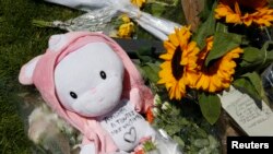 Lutka sa porukom "Mislimo na žrtve"