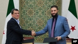 На этой фотографии, опубликованной сирийским агентством SANA, временный президент Сирии Ахмед аль-Шараа (справа) пожимает руку Мазлуму Абди, командующему поддерживаемыми США возглавляемыми курдами Сирийскими демократическими силами, в Дамаске, Сирия, 10 марта 2025 года.