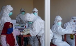 Pelaksanaan rapid tes di salah satu ruko di Surabaya. (Foto: Humas Pemkot Surabaya).