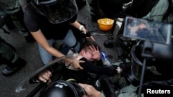 Policija privodi učesnike protesta