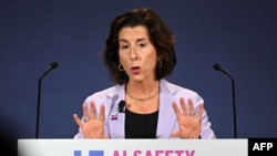 资料照：美国商务部长吉娜·雷蒙多2023年11月1日在英国的布莱切利公园举行的英国人工智能安全峰会上发表讲话。