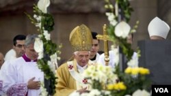 Paus Benediktus melakukan misa di gereja Sagrada Familia di Barcelona, Spanyol, Minggu 7 November 2010.