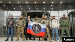 资料照片：俄罗斯瓦格纳集团在圣彼得堡的办公大楼2022年11月正式开幕期间，参观者正在合影留念。