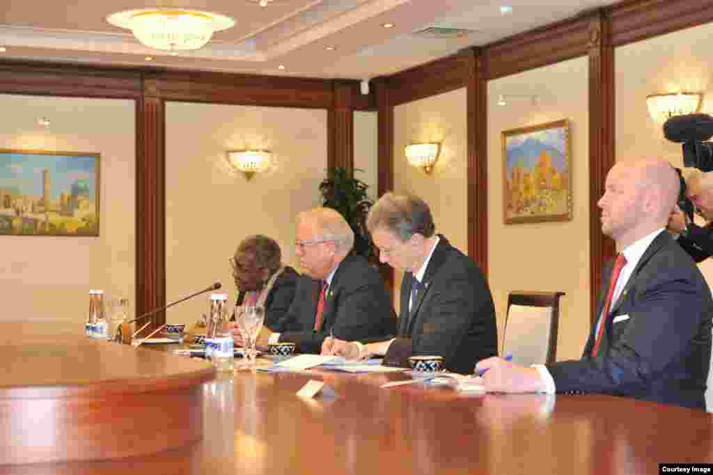 So'ngra Shannon O'zbekistonga yo'l oldi. Toshkent va Samarqandda rasmiy muzokaralar, madaniy sayohat va tadbirlar o'tdi. Diplomat O'zbekistonning yaqinda vafot etgan rahbari Islom Karimov qabrini ziyorat qildi. Shannon respublika Tashqi ishlar vaziri Abdulaziz Komilov bilan muzokara olib bordi. Unga AQShning Markaziy Osiyo bo'yicha bosh diplomati Daniel Rozenblum hamda Toshkentdagi elchi Pamela Spratlent hamrohlik qildi.