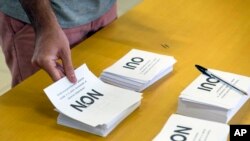Seorang pria bersiap memberikan suaranya dalam referendum di TPS di Noumea, Kaledonia Baru, 4 November 2018. 