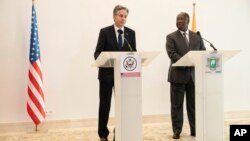 资料照片: 2024年1月23日美国国务卿布林肯(左)会晤科特迪瓦总统阿拉桑·瓦塔拉后发表讲话