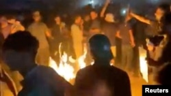 معترضان عراقی در نزدیکی سفارت سوئد در بغداد.