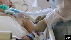 Arhiva, ilustracija - Doktor stoji pored pacijenta obolelog od koronavirusa, u Vareseu u Italiji, 6. ovembra 2020.