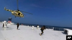 شبه‌نظامیان حوثی بر روی عرشه کشتی تجاری «گلکسی لیدر»