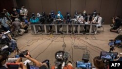 香港立法会的两位议员同被拘留者的家属在一起（2020年9月12号）。