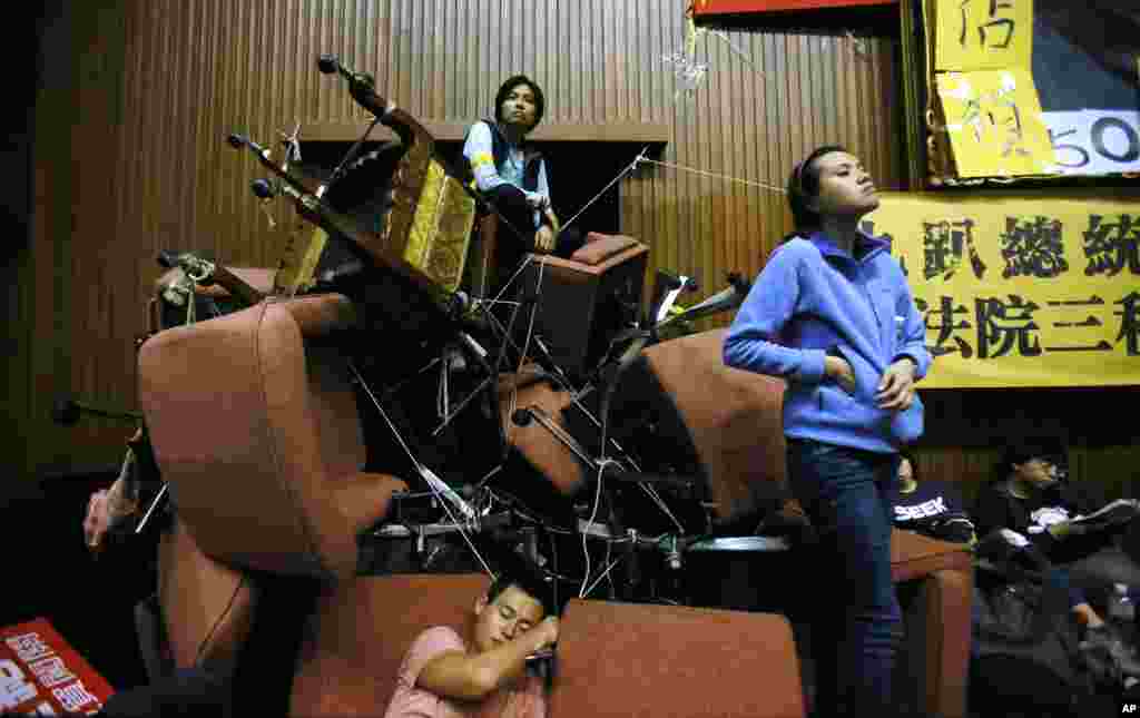 Xitoy-Tayvan savdo bitimiga qarshi chiqqan talabalar parlament binosiga bostirib kirgan. 