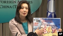 Juru bicara Kementerian Luar Negeri Taiwan Joanne Ou menunjuk peta Guyana pada konferensi pers mingguan, Kamis, 4 Februari 2021, di Taipei, Taiwan. (Foto: AP)