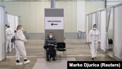 ARHIVA - Beogradski sajam je jedan od najvećih punktova za masovnu vakcinaciju i građani su tu dolazili i bez poziva, 21. januar 2021. (Foto: Reuters/Marko Đurica)