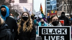 Protestni skup ispred sudnice u Mineapolisu za vreme suđenja Dereku Šovinu, 19. aprila 2021.