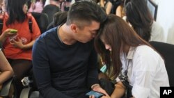 AirAsia samolyotida yaqinlari bo'lgan odamlar. Surabaya, Indoneziya.